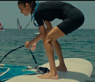 Hande Erçel feet photo 1
