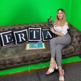 Hande Sarioglu feet photo thumbnail