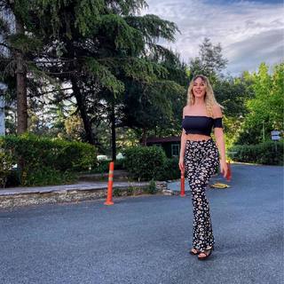 Hande Sarioglu feet photo thumbnail