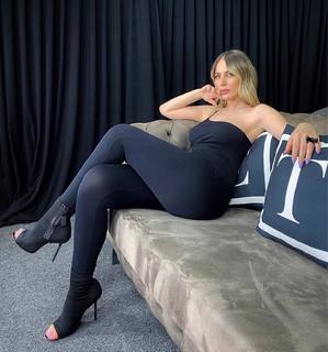 Hande Sarioglu feet photo thumbnail