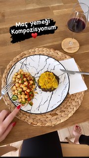 Hande Sarioglu feet photo thumbnail