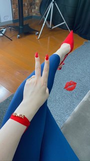 Hande Sarioglu feet photo thumbnail