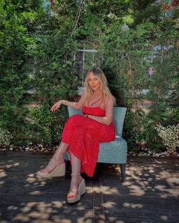 Hande Sarioglu feet photo thumbnail