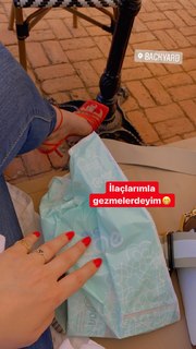Hande Sarioglu feet photo thumbnail