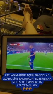 Hande Sarioglu feet photo thumbnail