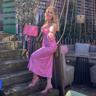 Hande Sarioglu feet photo thumbnail