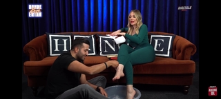 Hande Sarioglu feet photo thumbnail