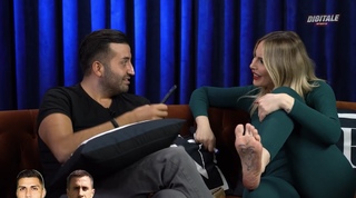 Hande Sarioglu feet photo thumbnail