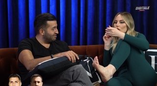 Hande Sarioglu feet photo thumbnail