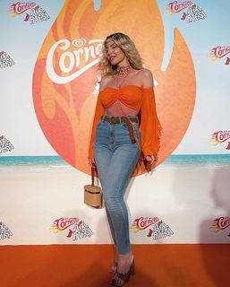 Hande Sarioglu feet photo thumbnail