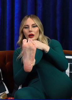 Hande Sarioglu feet photo thumbnail