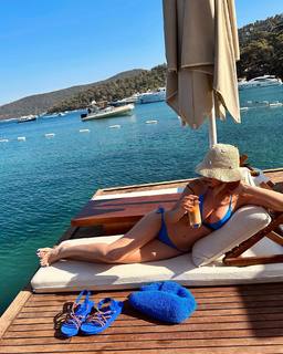 Hande Sarioglu feet photo thumbnail