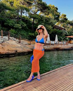 Hande Sarioglu feet photo thumbnail