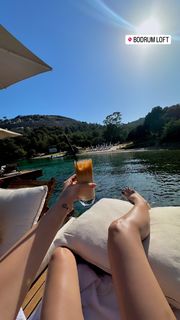 Hande Sarioglu feet photo thumbnail