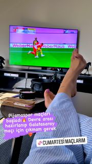 Hande Sarioglu feet photo thumbnail