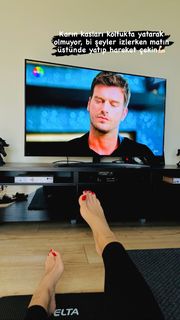 Hande Sarioglu feet photo thumbnail