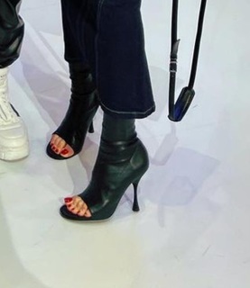 Hande Sarioglu feet photo thumbnail