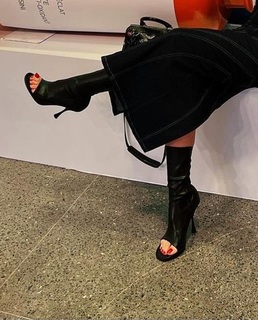 Hande Sarioglu feet photo thumbnail