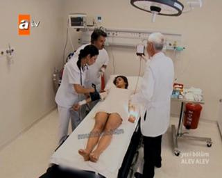 Hande Soral feet photo 4