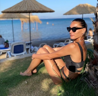 Hande Subasi feet photo 8