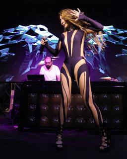 Hande Yener feet photo 7