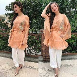 Hania Aamir feet photo thumbnail