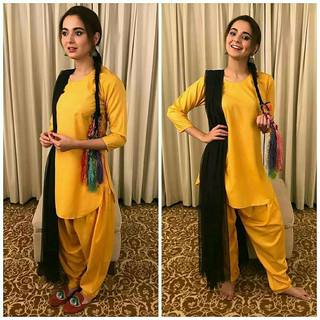 Hania Aamir feet photo thumbnail