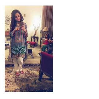 Hania Aamir feet photo thumbnail