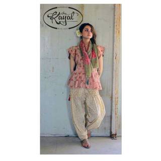 Hania Aamir feet photo thumbnail