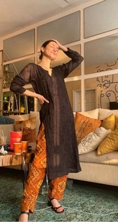 Hania Aamir feet photo thumbnail