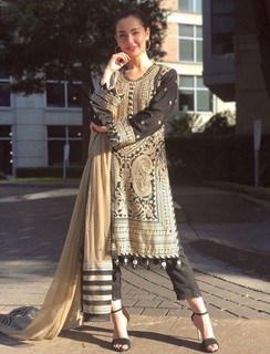 Hania Aamir feet photo thumbnail