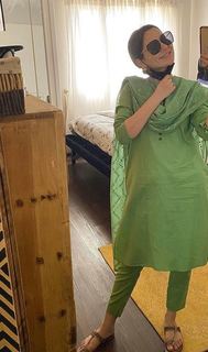 Hania Aamir feet photo thumbnail