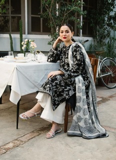 Hania Aamir feet photo thumbnail