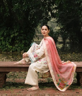 Hania Aamir feet photo thumbnail