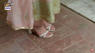 Hania Aamir feet photo thumbnail