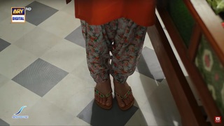 Hania Aamir feet photo thumbnail
