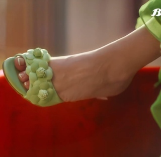Hania Aamir feet photo thumbnail