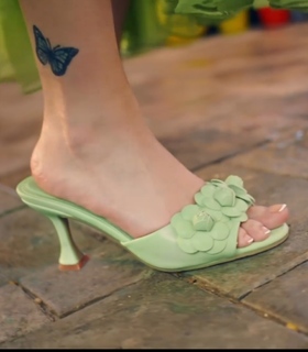 Hania Aamir feet photo thumbnail