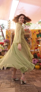 Hania Aamir feet photo thumbnail