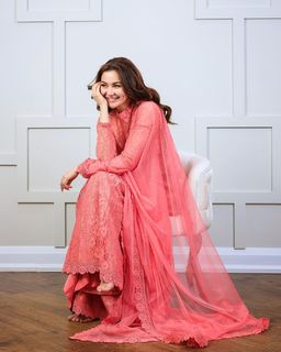 Hania Aamir feet photo thumbnail