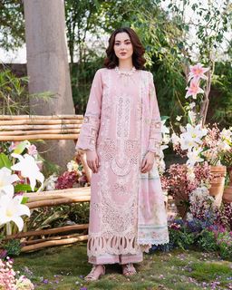 Hania Aamir feet photo thumbnail