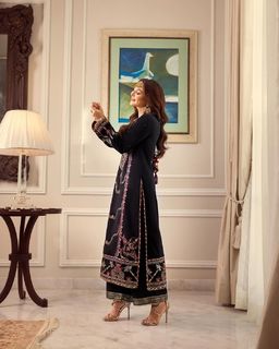 Hania Aamir feet photo thumbnail