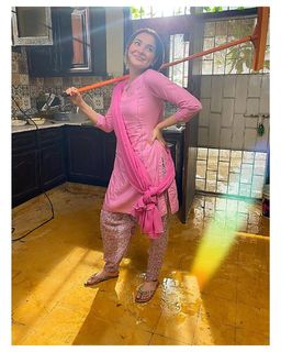 Hania Aamir feet photo thumbnail