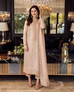 Hania Aamir feet photo thumbnail