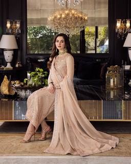 Hania Aamir feet photo thumbnail