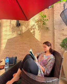 Hania Aamir feet photo thumbnail
