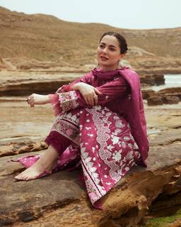 Hania Aamir feet photo thumbnail