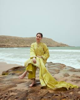 Hania Aamir feet photo thumbnail