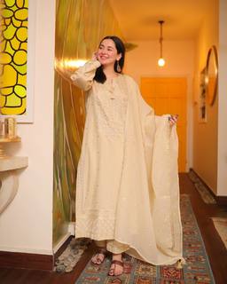 Hania Aamir feet photo thumbnail