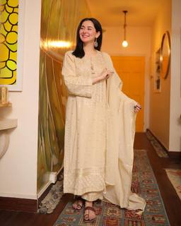 Hania Aamir feet photo thumbnail